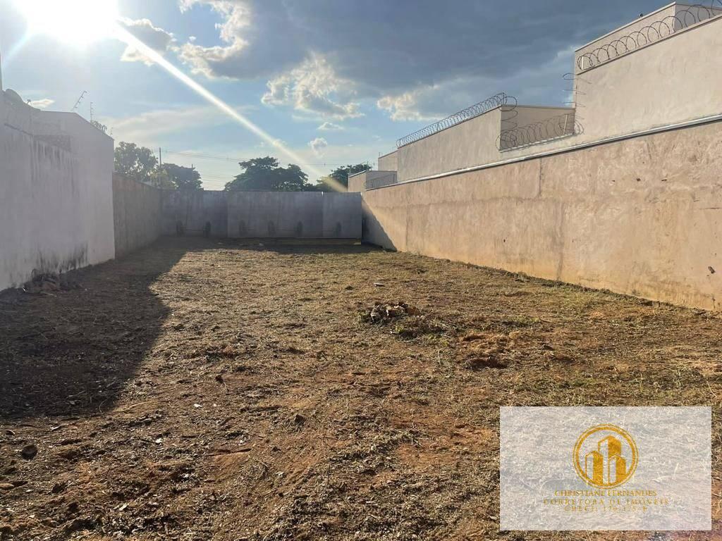 Terreno  com ótima localização já murado e com portões - Christiane Fernandes - Corretora de Imóveis
