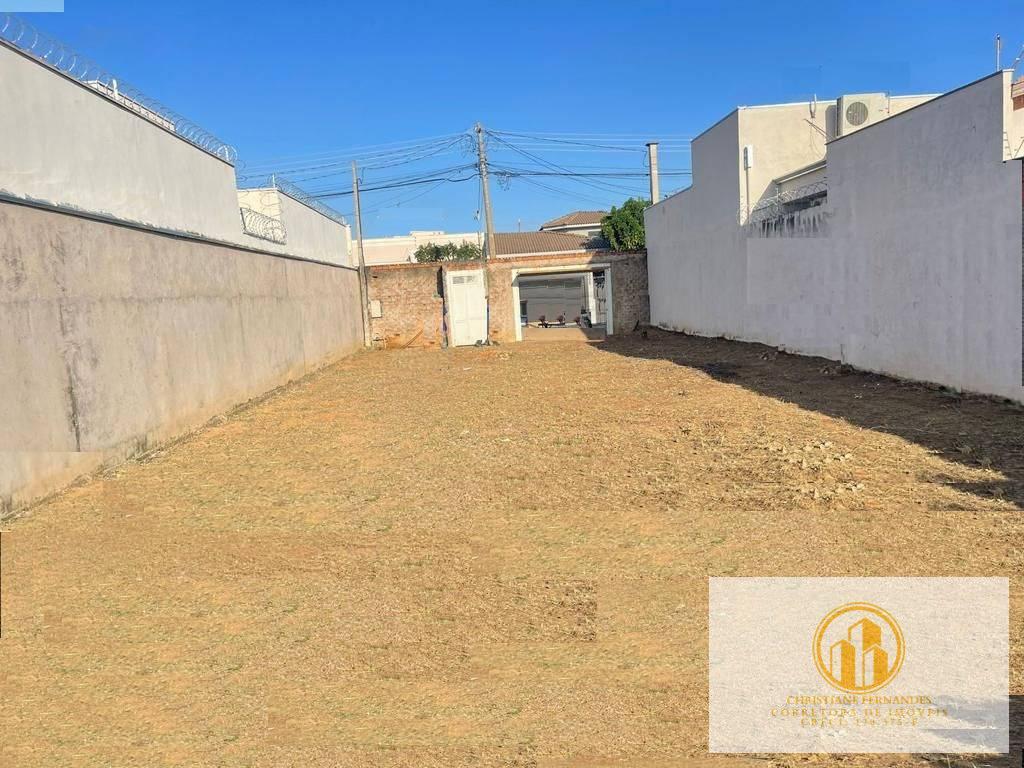 Terreno  com ótima localização já murado e com portões - Christiane Fernandes - Corretora de Imóveis